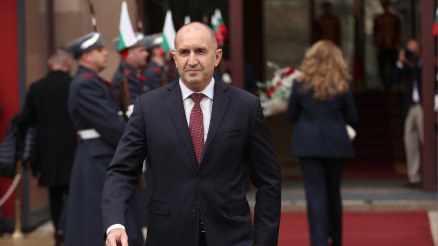 <p>Румен Радев напусна: Не могат да спрат вълната</p>