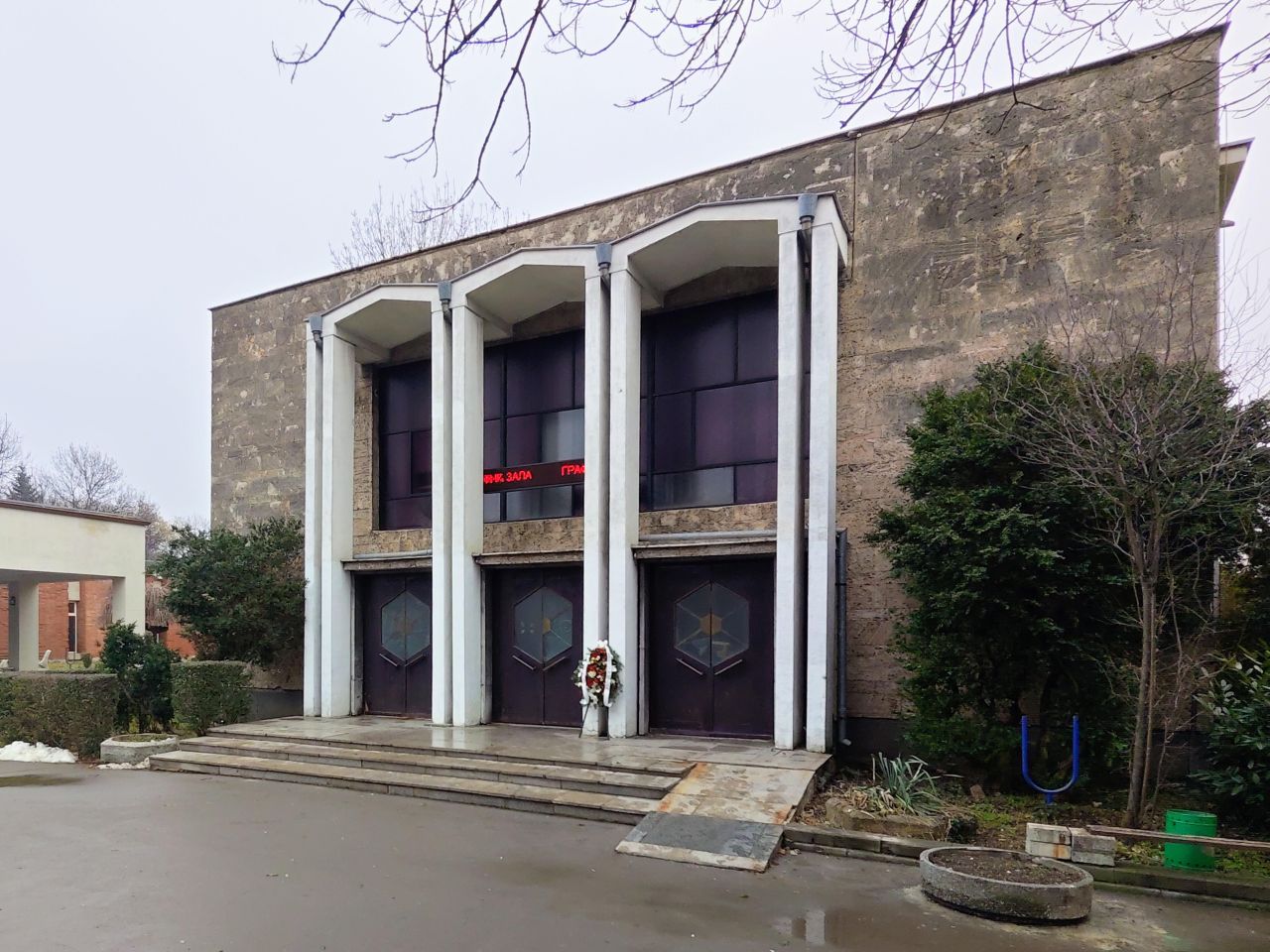 <p>Днес, 24 януари, на Централни софийски гробища в столицата се състоя поклонение пред паметта на поета, писател и сценарист Калин Терзийски.</p>