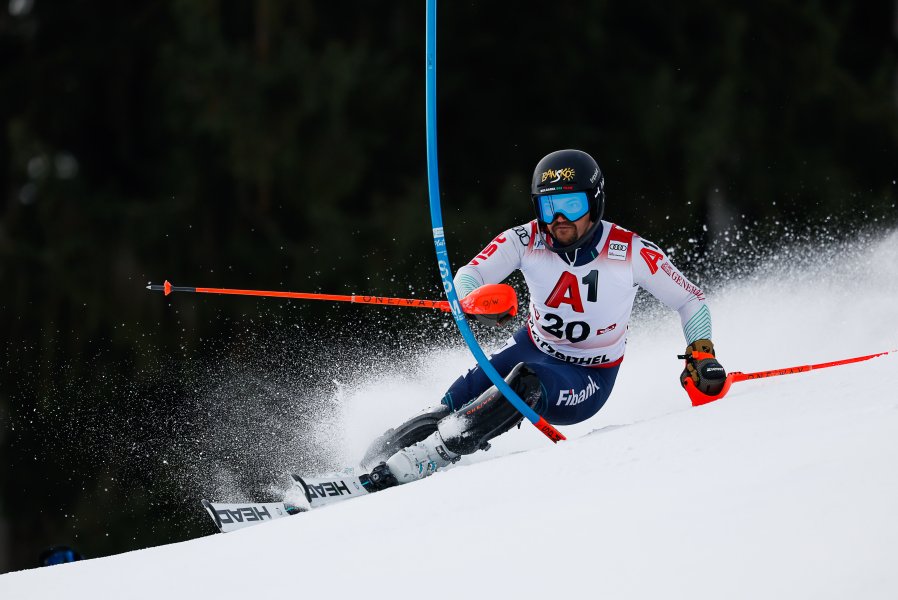 Алберт Попов на слалома от Световната купа в Кицбюел1