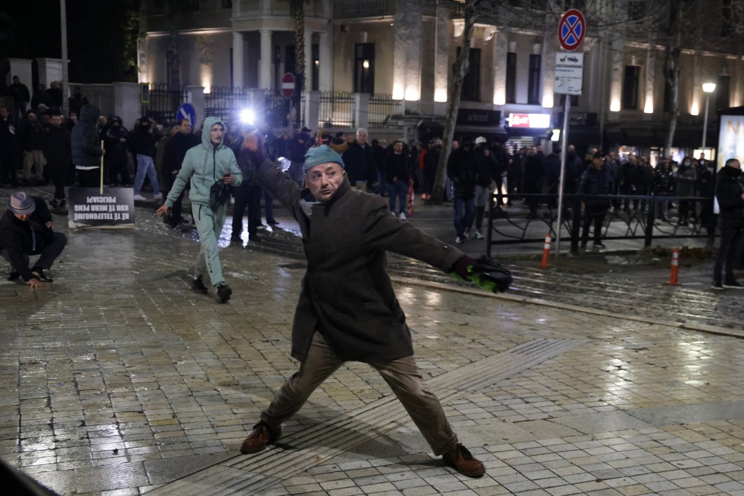 <p>Сблъсъци избухнаха в Тирана по време на митинг на албанската опозиция. Част от протестиращите срещу управлението на правителството започнаха да хвърлят запалителни бомби по полицейските служители.</p>