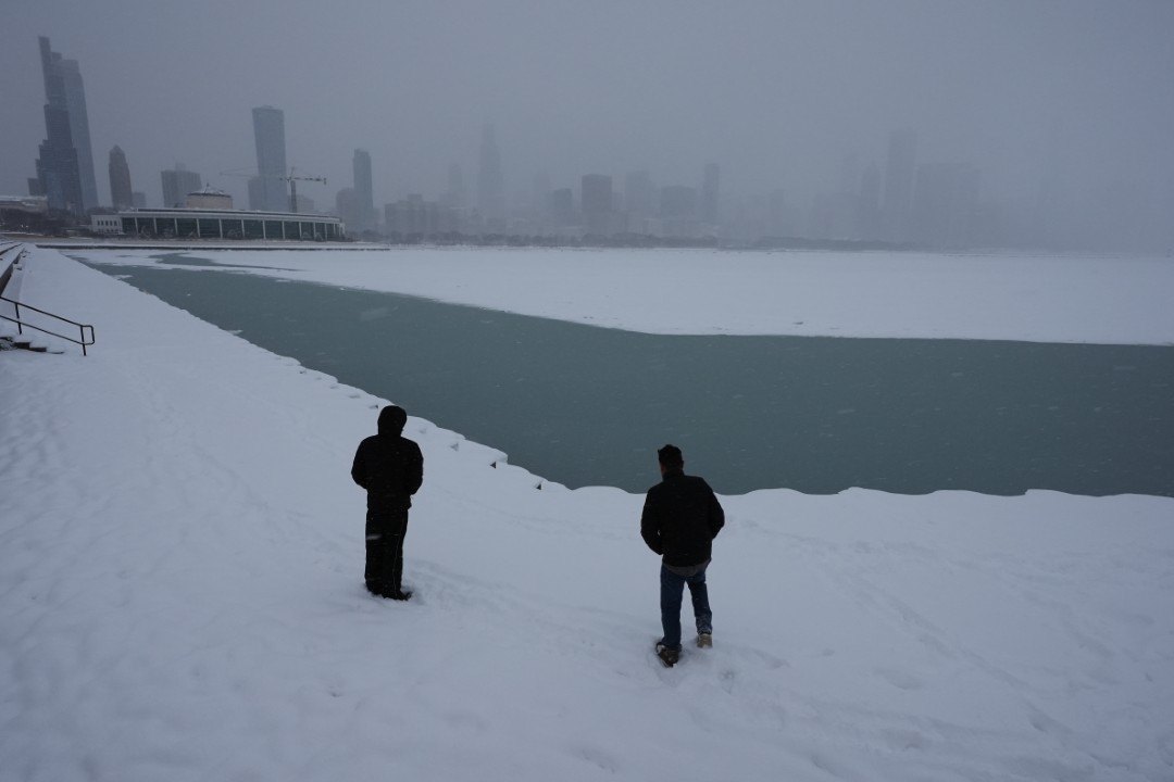 <p>Повече от 800 000 души в САЩ, включително в щата Ню Мексико в западната част на страната, останаха без електричество, а над 10 000 полета бяха отменени днес преди огромната зимна буря, която заплашва да парализира източните щати с обилни снеговалежи.</p>