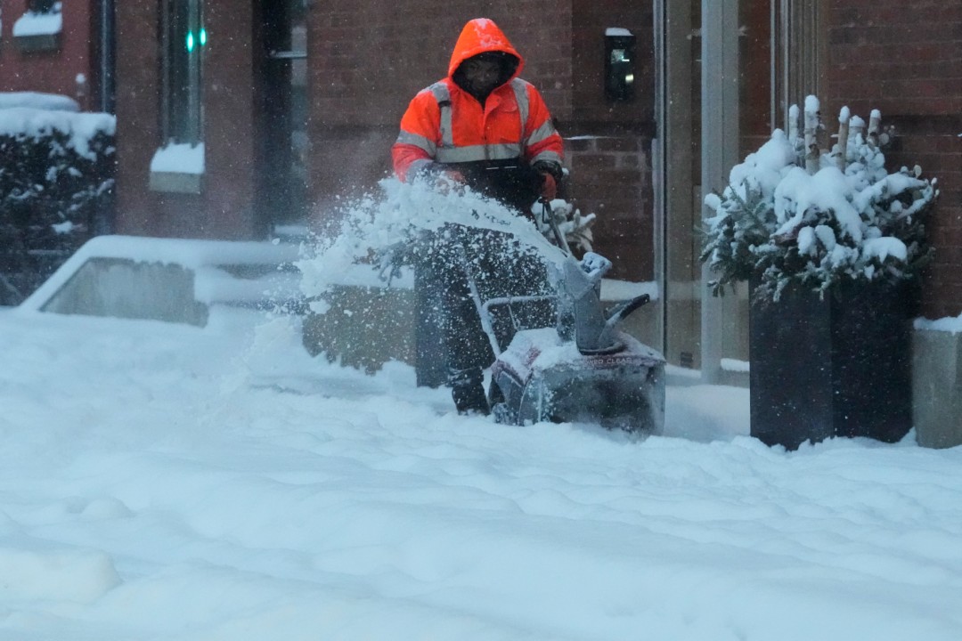 <p>Повече от 800 000 души в САЩ, включително в щата Ню Мексико в западната част на страната, останаха без електричество, а над 10 000 полета бяха отменени днес преди огромната зимна буря, която заплашва да парализира източните щати с обилни снеговалежи.</p>