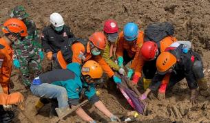 Свлачище в Индонезия: 25 жертви, 80 души все още са в неизвестност