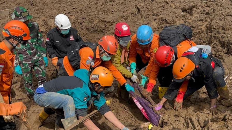 Свлачище в Индонезия: 25 жертви, 80 души все още са в неизвестност