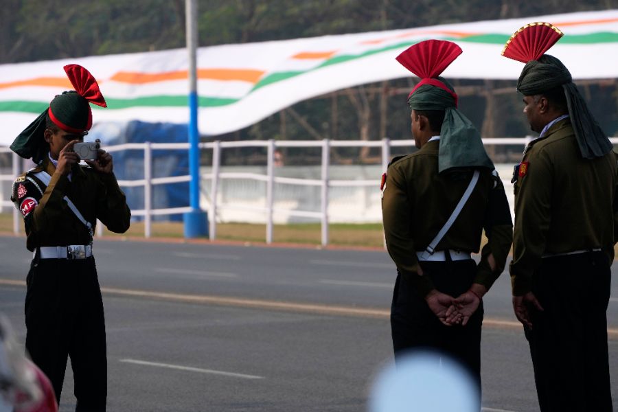 <p>Индия отбеляза своя 77-и Ден на републиката с грандиозна демонстрация на военната си мощ по централния делхийски булевард &bdquo;Картавя Патх", включваща ракети, новосформирани подразделения, елитни части и различни оръжейни системи местно производство, използвани по време на операция &bdquo;Шиндур&ldquo;, предаде индийската новинарска агенция ПТИ.</p>