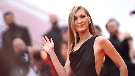 Бела Хадид с пикантна "малка черна рокля" с гол гръб (СНИМКИ)