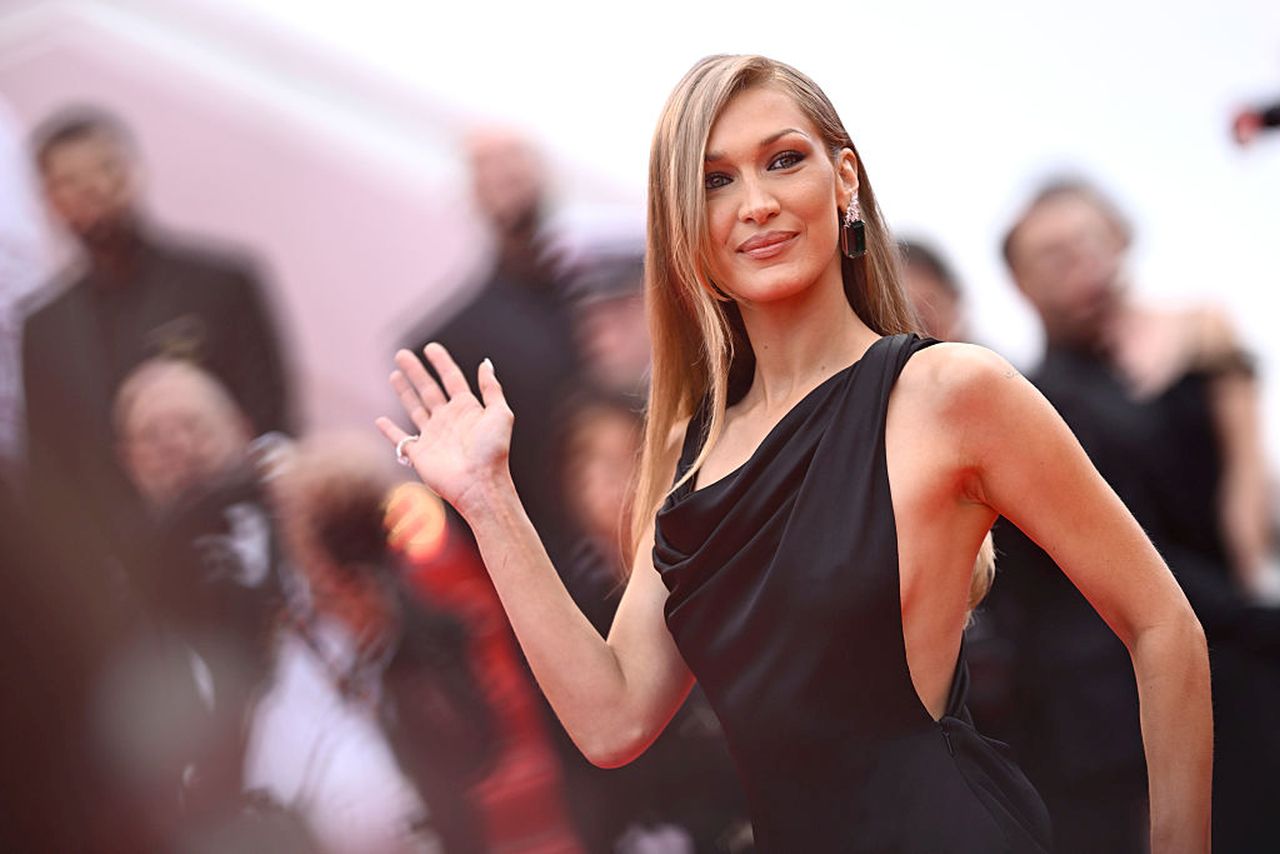 Бела Хадид с пикантна "малка черна рокля" с гол гръб (СНИМКИ)