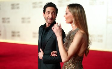 Носителят на Оскар Ейдриън Броуди с любопитно завръщане на Супербоул