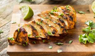 Голямата грешка с пилешкото филе: Защо месото става сухо и как да го спасите