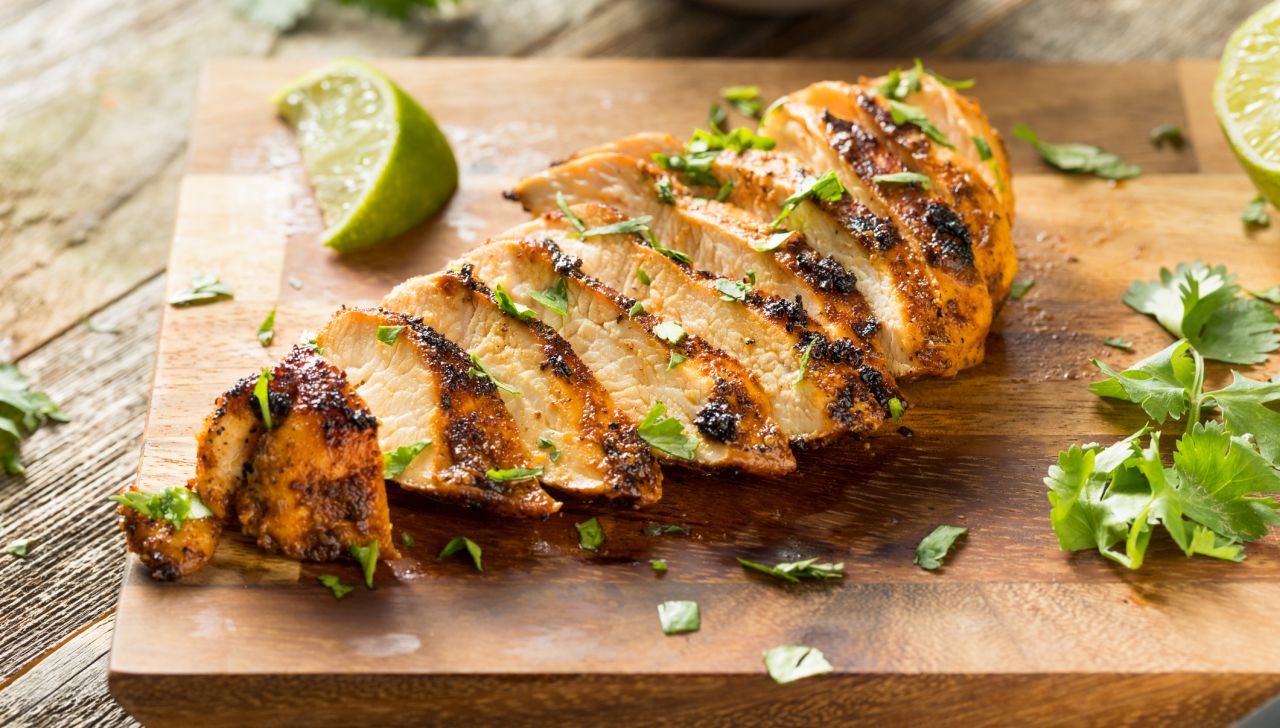Голямата грешка с пилешкото филе: Защо месото става сухо и как да го спасите
