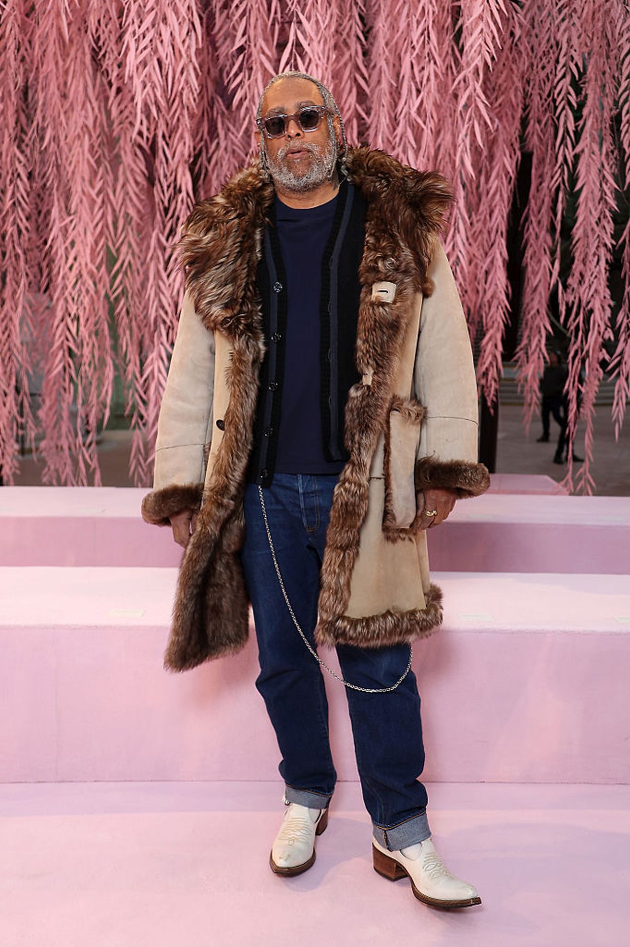 <p>Артър Джафа</p>

<p>Парижката седмица на модата представи най-новите писъци на котюр облеклото - от ефирни и рокли на подиума до ...модни катастрофи сред звездните гости. Най-известните избраха визии по-подходящи за ходене до магазина, пух, пера, и крещящи комбинации.</p>