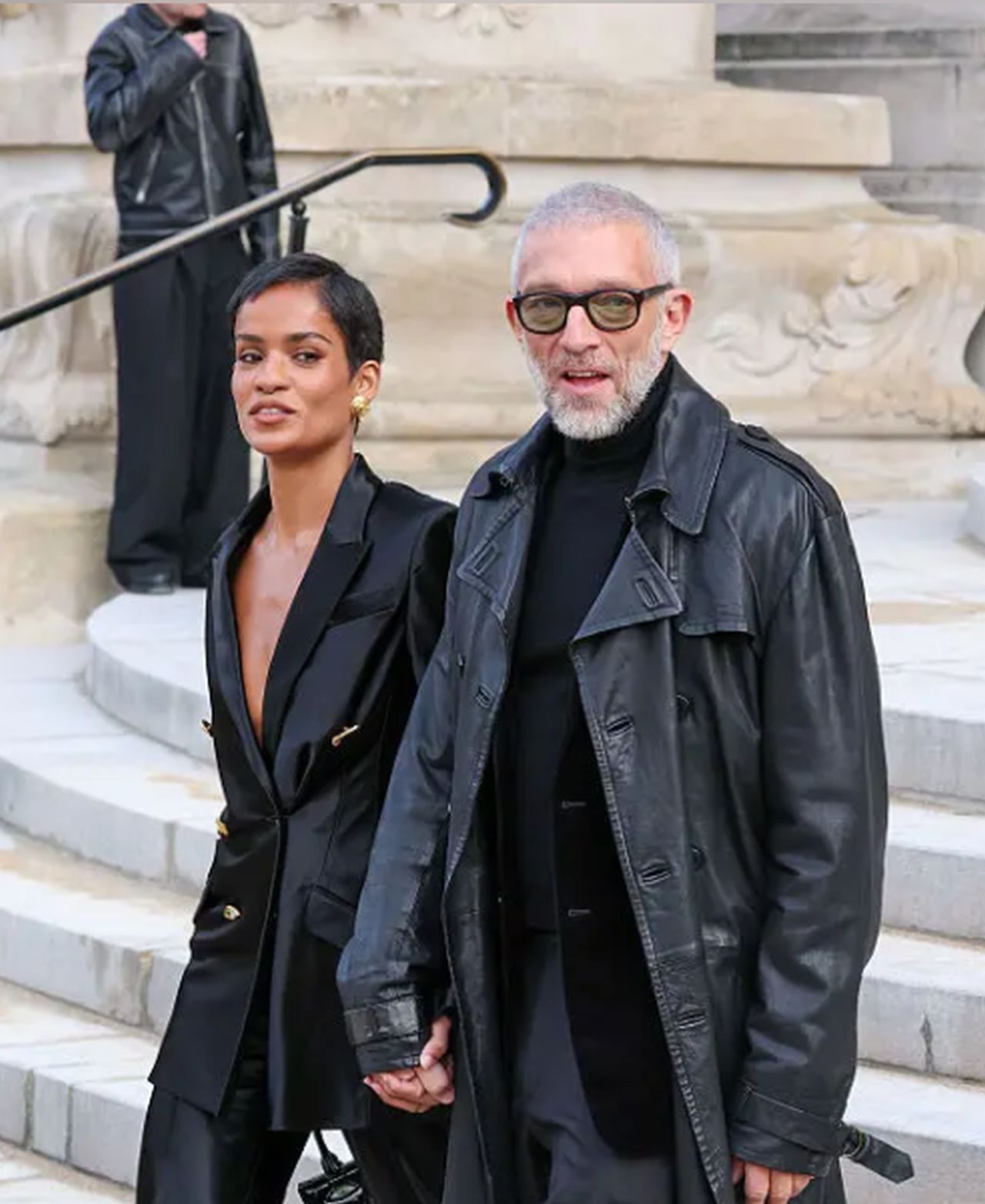 <p><strong>Нара Батиста и Венсан Касел</strong></p>

<p>Френският актьор Венсан Касел и партньорката му Нара Батиста изглеждаха изключително елегантно в изцяло черни ансамбли по време на шоуто на Скиапарели.</p>