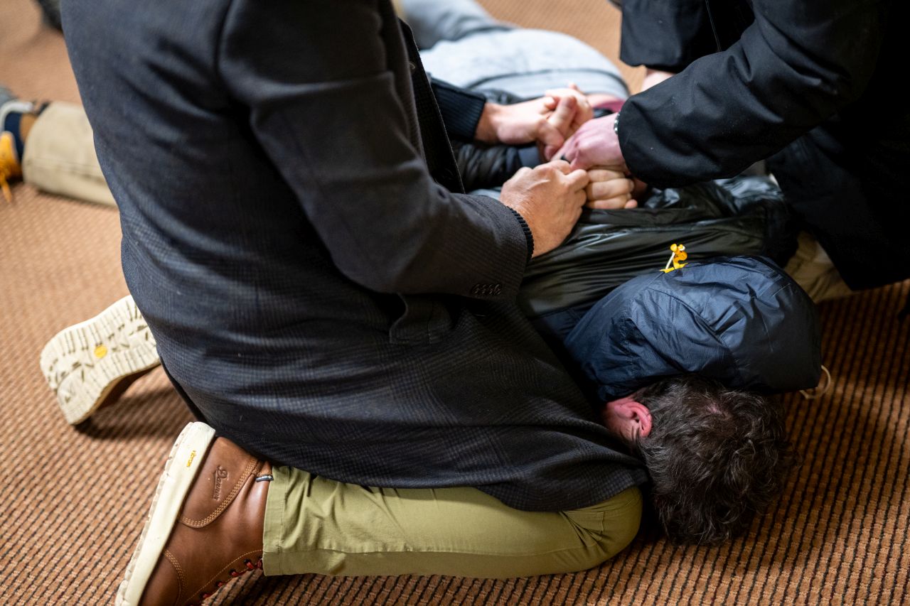 <p>Никакъв страх: Илхан Омар продължи речта си дори след като беше залята с киселинна течност пред очите на стотици свидетели.</p>