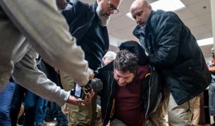 <p>&bdquo;Преживяла съм война, това няма да ме спре!&ldquo;: Нападнаха конгресменка&nbsp;с воняща течност по време на пламенна реч</p>