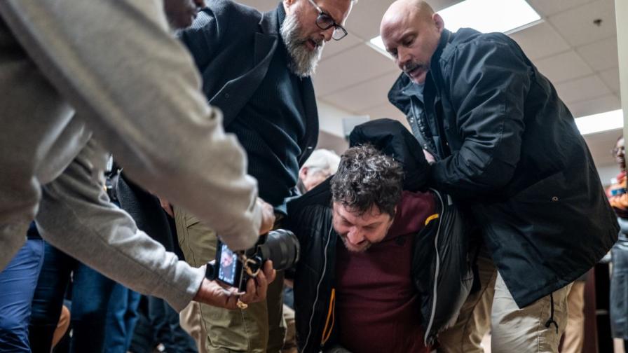 <p>&bdquo;Преживяла съм война, това няма да ме спре!&ldquo;: Нападнаха конгресменка&nbsp;с воняща течност по време на пламенна реч</p>