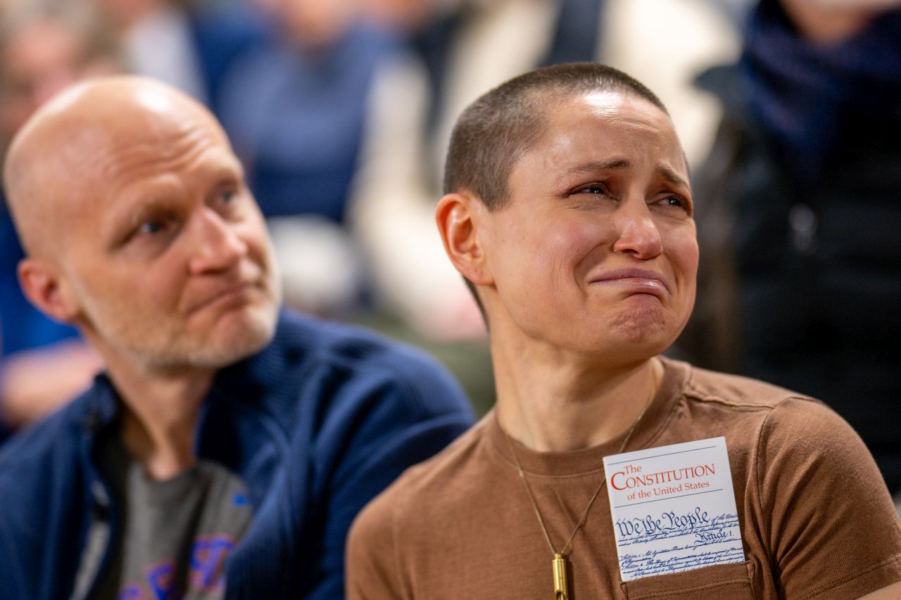 <p>Никакъв страх: Илхан Омар продължи речта си дори след като беше залята с киселинна течност пред очите на стотици свидетели.</p>