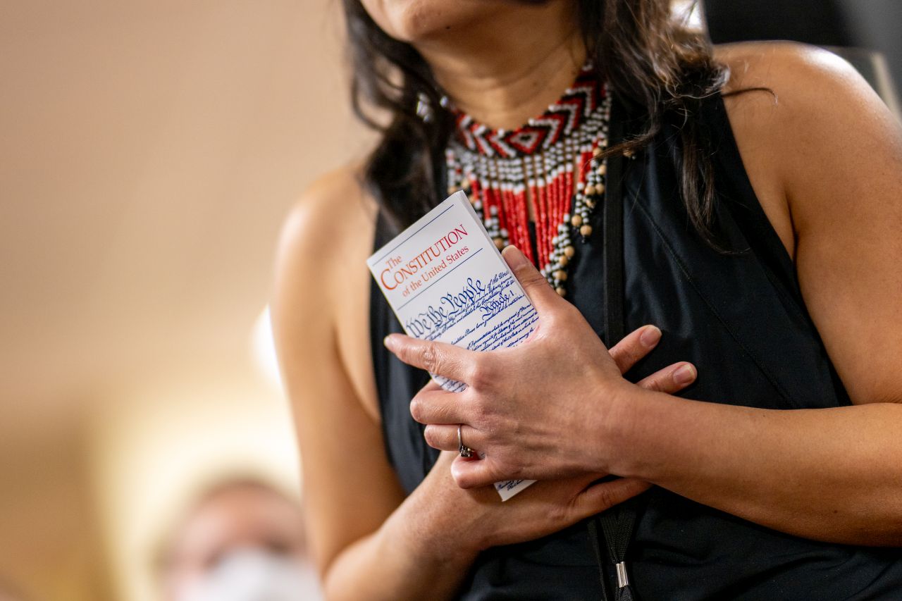 <p>Никакъв страх: Илхан Омар продължи речта си дори след като беше залята с киселинна течност пред очите на стотици свидетели.</p>