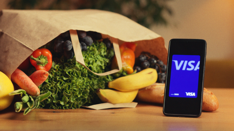 „Най-стресиращото ми беше рестото“: как една банкова карта ми спести хаоса при двойното обращение на лев и евро