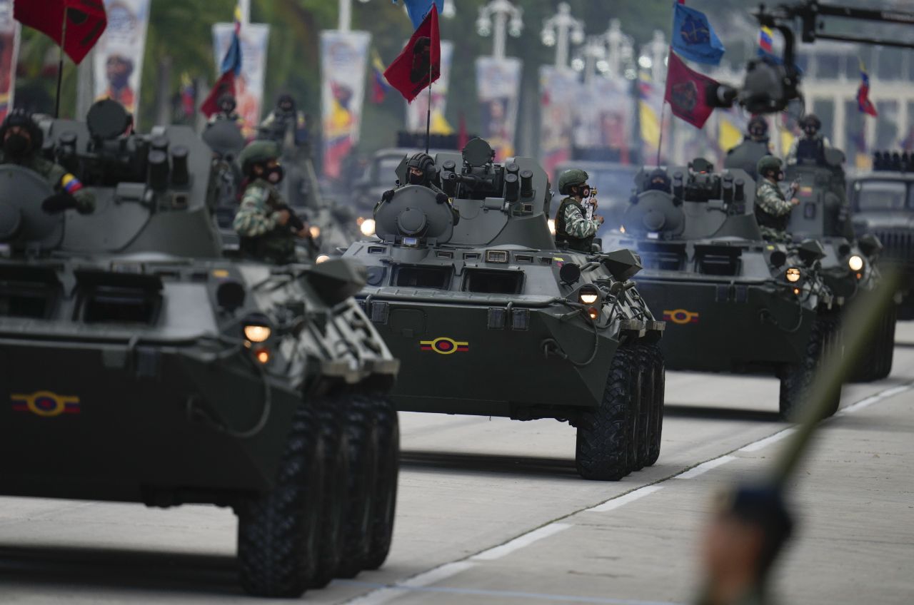 Венецуелската армия и полиция се заклеха във вярност на временния президент