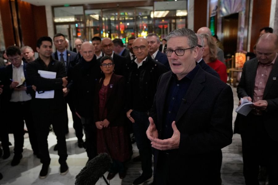 <p>Стармър е на визита в Китай до 31 януари, придружаван от голяма бизнес делегация. Освен китайската столица той ще посети и Шанхай. Това е първо посещение на британски премиер в Пекин от 2018 г. &ndash; за последно пътуване до Китай предприе Тереза Мей.</p>