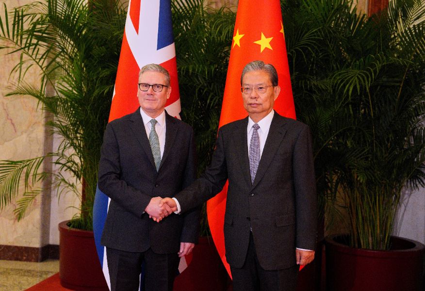 <p>Стармър е на визита в Китай до 31 януари, придружаван от голяма бизнес делегация. Освен китайската столица той ще посети и Шанхай. Това е първо посещение на британски премиер в Пекин от 2018 г. &ndash; за последно пътуване до Китай предприе Тереза Мей.</p>