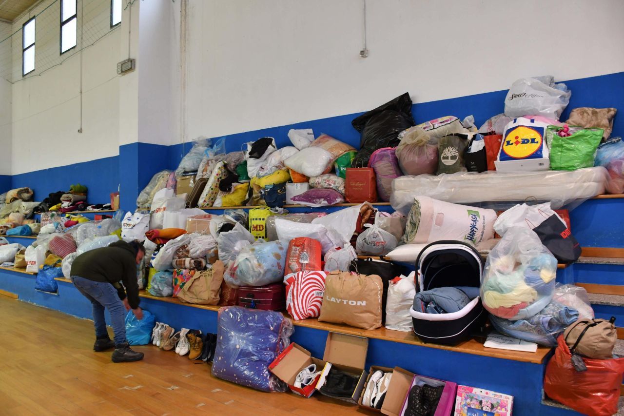 <p>Част от италианския град Нишеми виси опасно на ръба на скала, след като масивно свлачище, предизвикано от циклона Хари, отвори гигантска пропаст, погълнала сгради и заплашваща да изтрие историческия център на града. Свлачището в град Нишеми се случи в неделя, 25 януари, предизвикано отчасти от интензивния дъжд от циклона Хари</p>