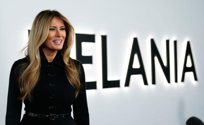 Обезобразиха Мелания Тръмп с мустаци на Хитлер преди премиерата на филма ѝ