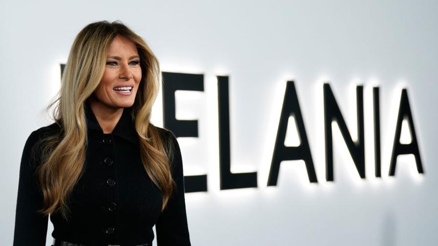 Обезобразиха Мелания Тръмп с мустаци на Хитлер преди премиерата на филма ѝ