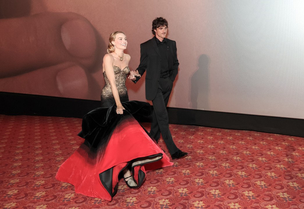 <p>Марго Роби и Джейкъб Елорди впечатлиха и с визиите си на премиерата на &bdquo;Брулени хълмове&ldquo; в Лос Анджелис в сряда, 28 януари.</p>