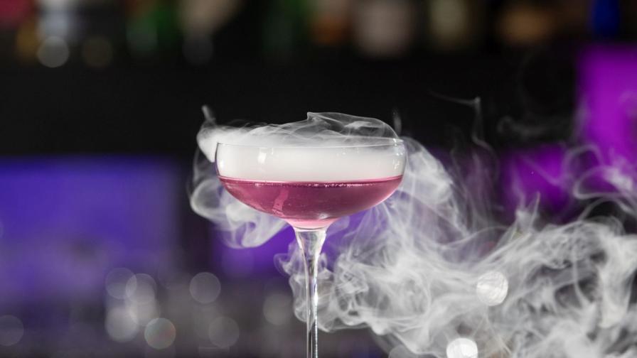 Коктейл с течен азот спука стомаха на мъж