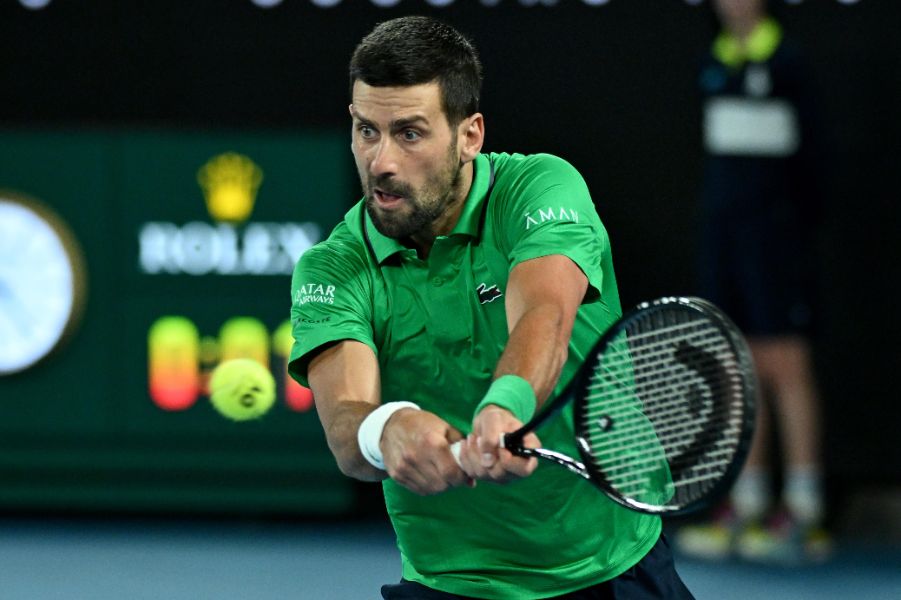 <p>Сръбският ветеран Новак Джокович направи почти немислимото, като обърна световния номер 2 Яник Синер с 3:6, 6:3, 4:6, 6:4, 6:4 за четири часа и 9 минути игра на Откритото първенство на Австралия по тенис.</p>