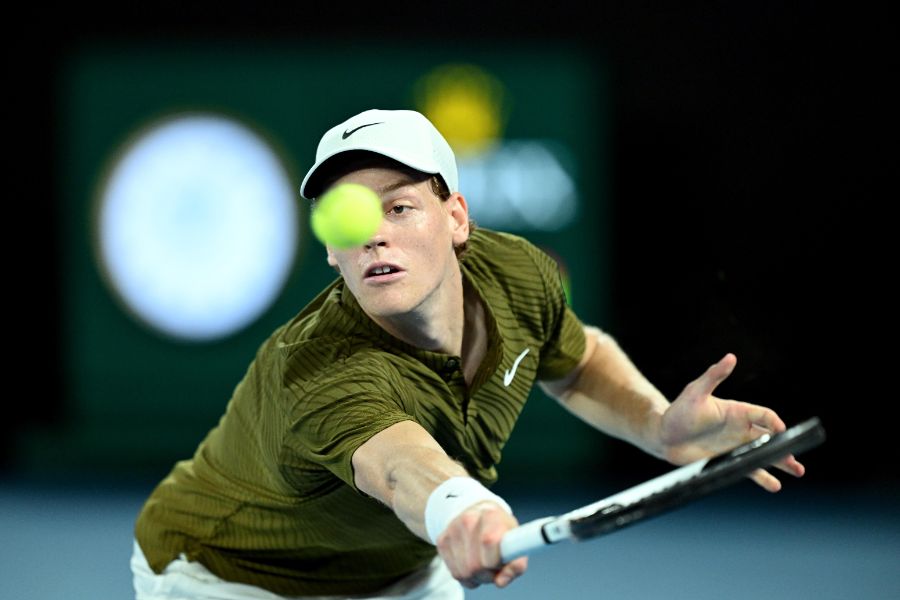 <p>Сръбският ветеран Новак Джокович направи почти немислимото, като обърна световния номер 2 Яник Синер с 3:6, 6:3, 4:6, 6:4, 6:4 за четири часа и 9 минути игра на Откритото първенство на Австралия по тенис.</p>