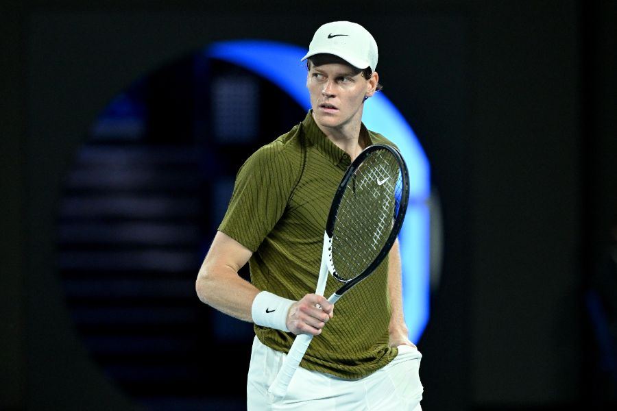 <p>Сръбският ветеран Новак Джокович направи почти немислимото, като обърна световния номер 2 Яник Синер с 3:6, 6:3, 4:6, 6:4, 6:4 за четири часа и 9 минути игра на Откритото първенство на Австралия по тенис.</p>