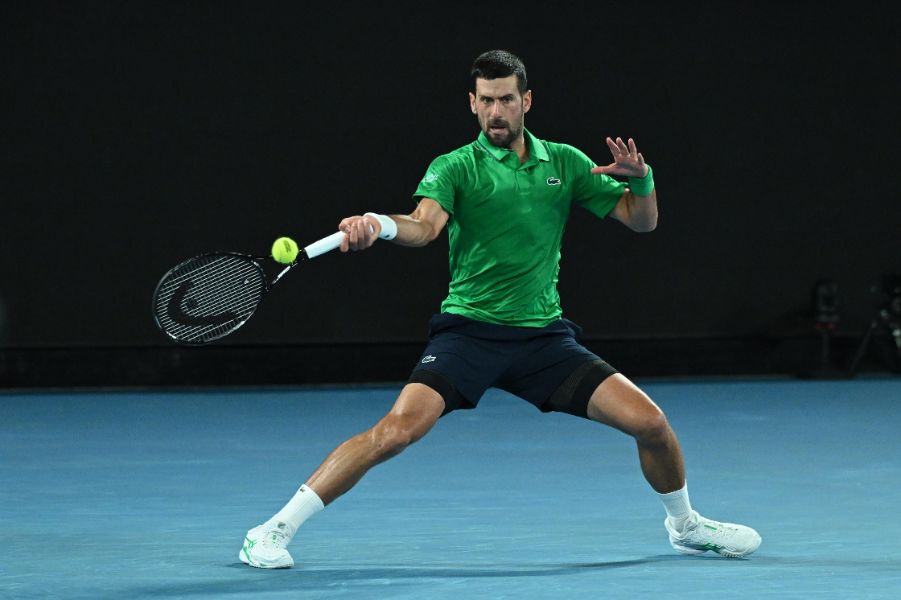 <p>Сръбският ветеран Новак Джокович направи почти немислимото, като обърна световния номер 2 Яник Синер с 3:6, 6:3, 4:6, 6:4, 6:4 за четири часа и 9 минути игра на Откритото първенство на Австралия по тенис.</p>