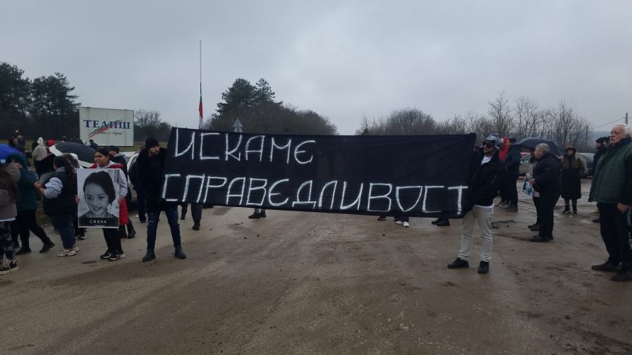 "Мълчанието убива": Протест срещу войната по пътищата блокира пътя София - Плевен