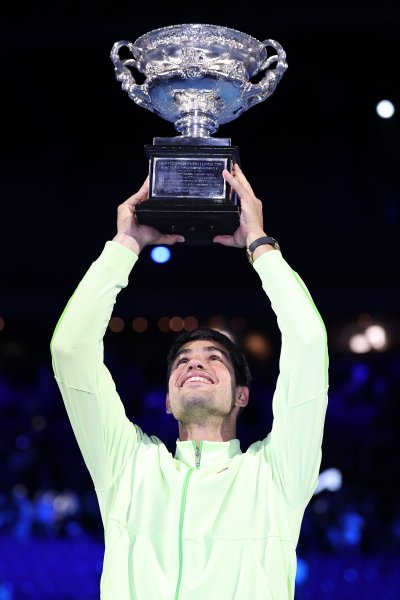 Карлос Алкарас обърна Новак Джокович и спечели първа титла от1