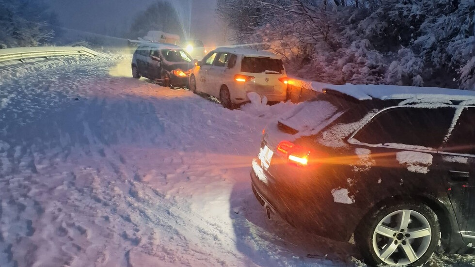 Снегът блокира автомобили в Родопите