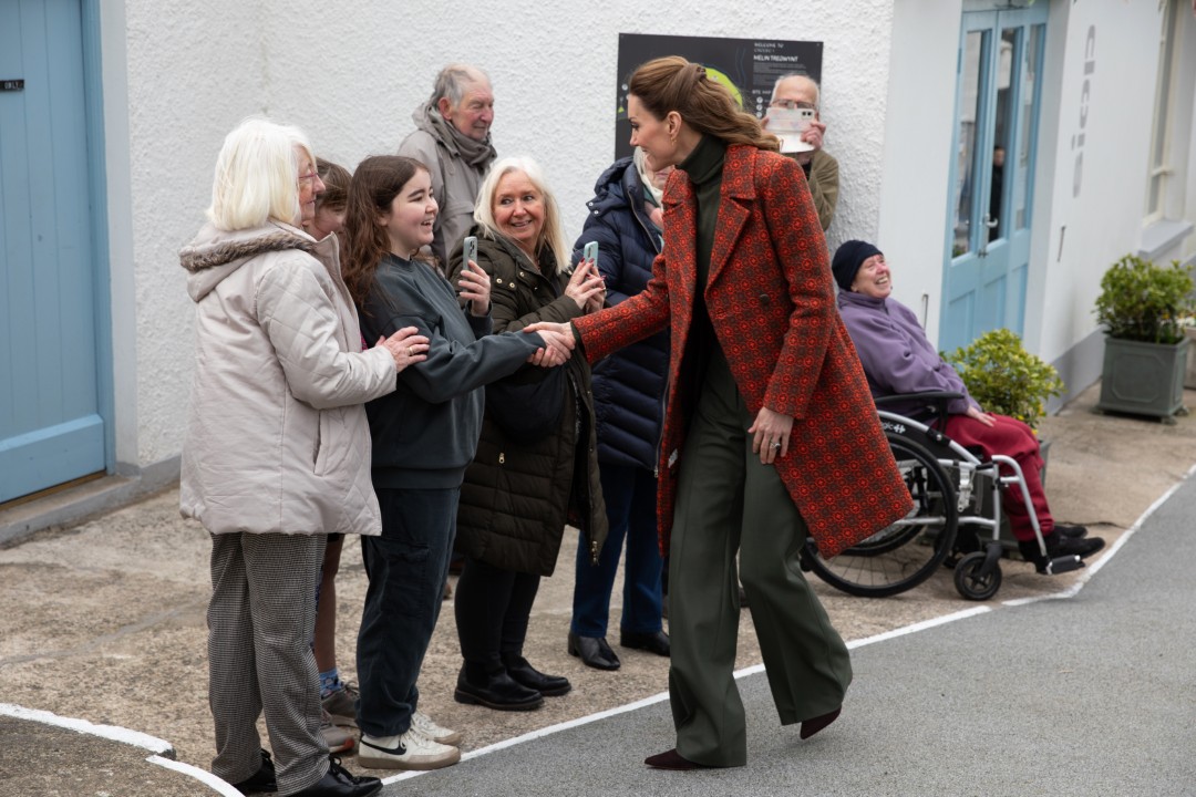 <p>Кейт Мидълтън впечатли с ефектно уелско палто със символично значение по време на визита в историческа фабрика в Пембрукшир, подчертавайки личната си връзка с текстилното наследство и традициите на Великобритания.</p>
