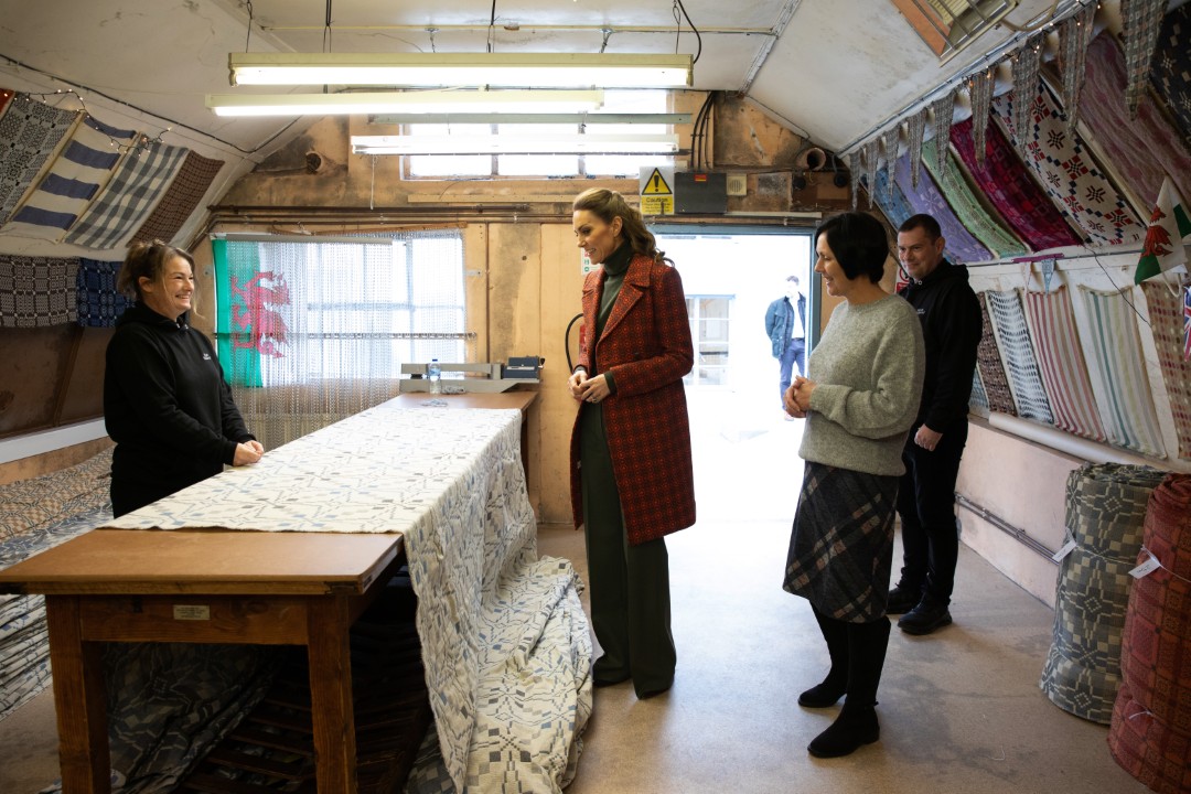 <p>Кейт Мидълтън впечатли с ефектно уелско палто със символично значение по време на визита в историческа фабрика в Пембрукшир, подчертавайки личната си връзка с текстилното наследство и традициите на Великобритания.</p>