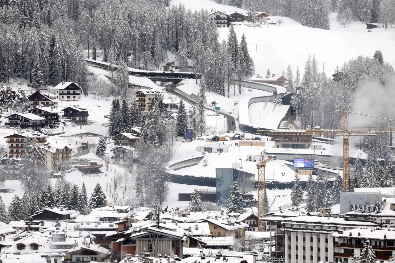 <p>Доломитите потънаха в пухкав сняг и гъста мъгла, превръщайки олимпийските писти в Кортина д"Ампецо в истинска зимна приказка само ден преди началото на Игрите.</p>