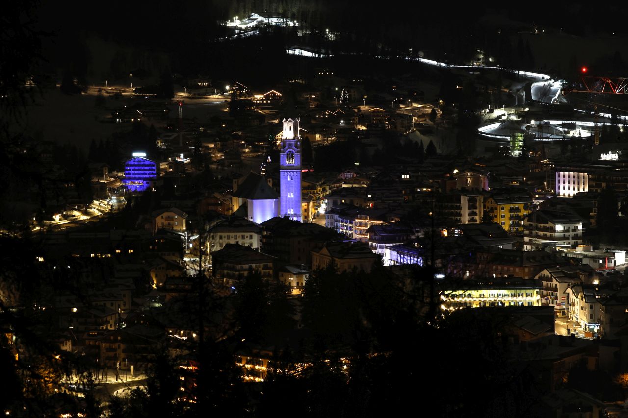 <p>Доломитите потънаха в пухкав сняг и гъста мъгла, превръщайки олимпийските писти в Кортина д"Ампецо в истинска зимна приказка само ден преди началото на Игрите.</p>