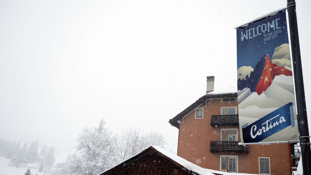 <p>Доломитите потънаха в пухкав сняг и гъста мъгла, превръщайки олимпийските писти в Кортина д"Ампецо в истинска зимна приказка само ден преди началото на Игрите.</p>
