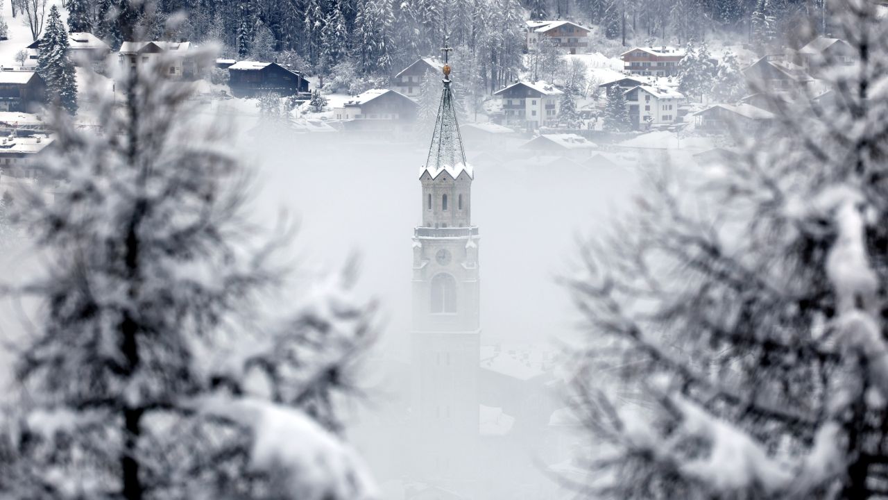 <p>Доломитите потънаха в пухкав сняг и гъста мъгла, превръщайки олимпийските писти в Кортина д"Ампецо в истинска зимна приказка само ден преди началото на Игрите.</p>