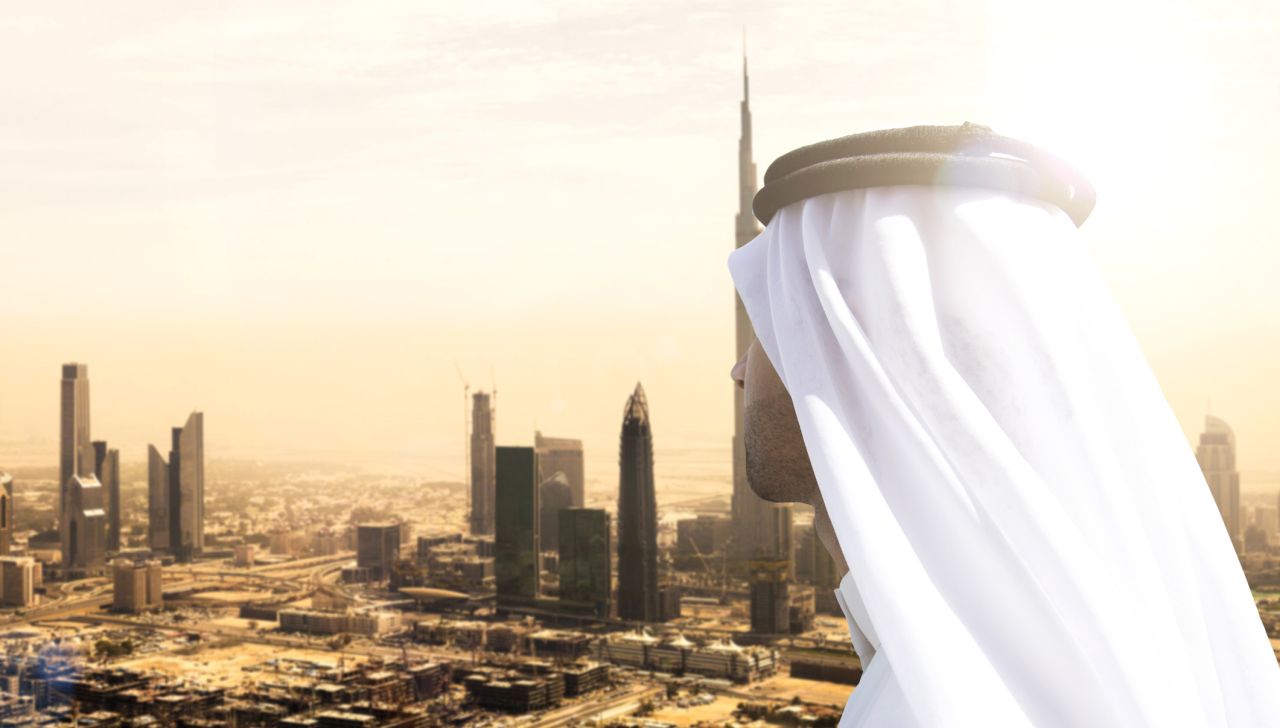 Шейхът, заради когото Mercedes спря заводите си: Невероятната история на „Шейха на дъгата“