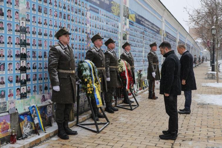 Доналд Туск и Володимир Зеленски отдават почит на загиналите за