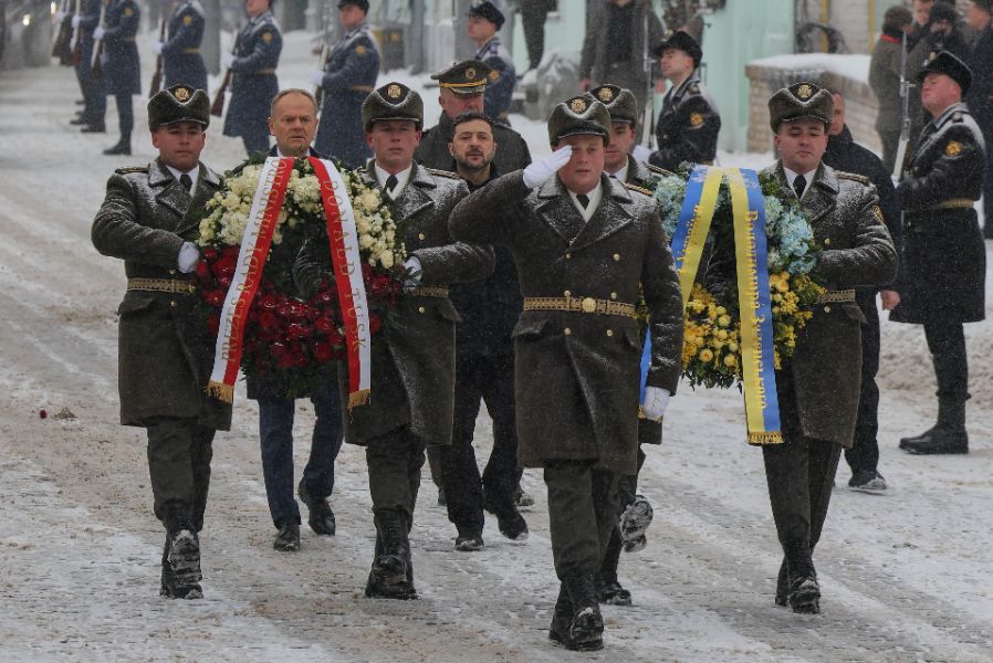 <p>Доналд Туск и Володимир Зеленски отдават почит на загиналите за Украйна в Киев.</p>