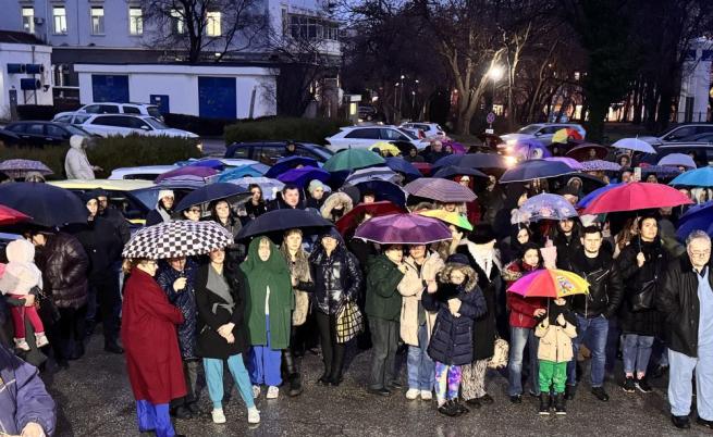 Протести срещу закриването на детската хирургия на „Св. Анна“ във Варна и София