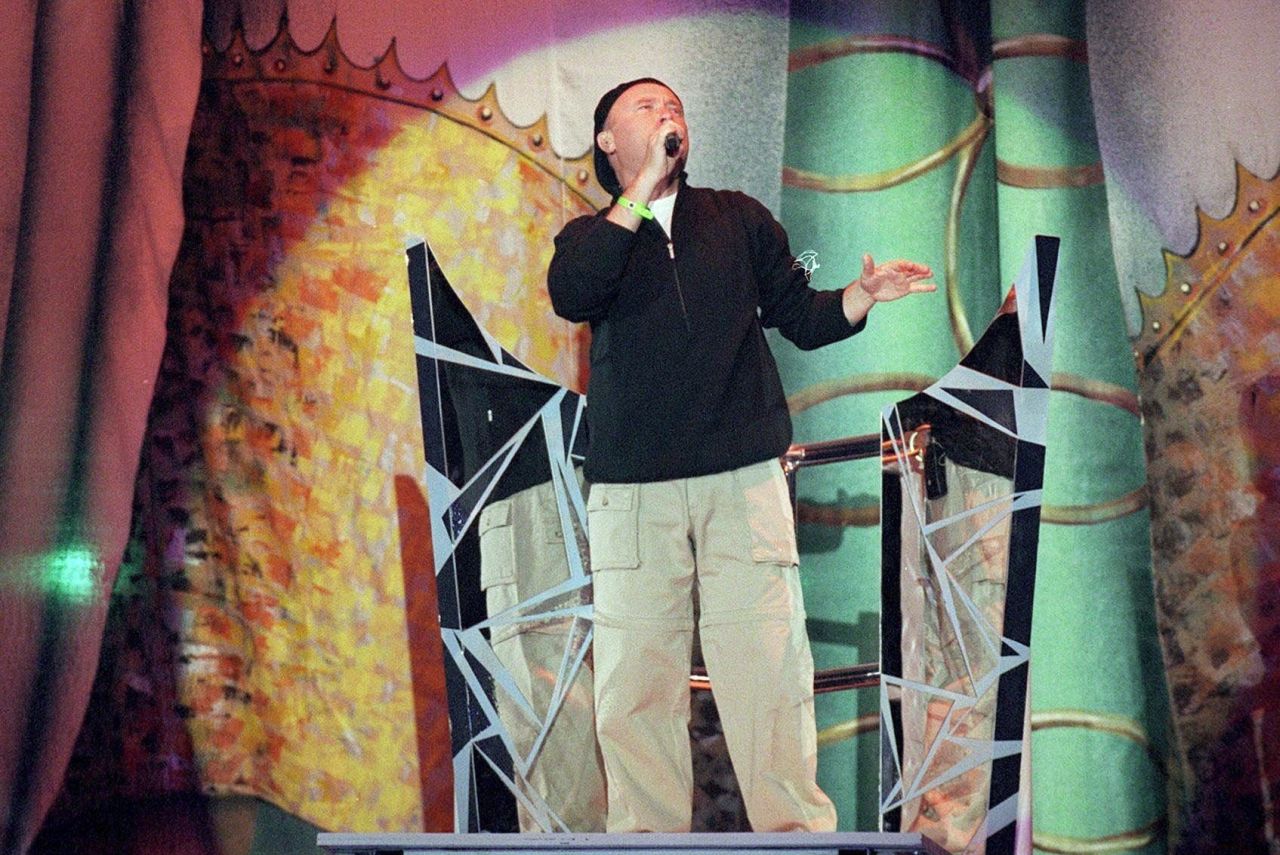 <p>Фил Колинс по време на шоуто на полувремето на Super Bowl XXXIV на стадион &bdquo;Джорджия Доум&ldquo; в Атланта, Джорджия &ndash; 30 януари 2000 г.</p>