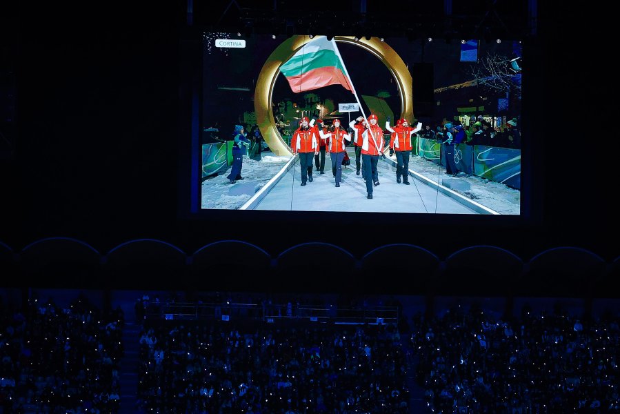 Александра Фейгин развя българския флаг в Милано а Владимир Илиев1