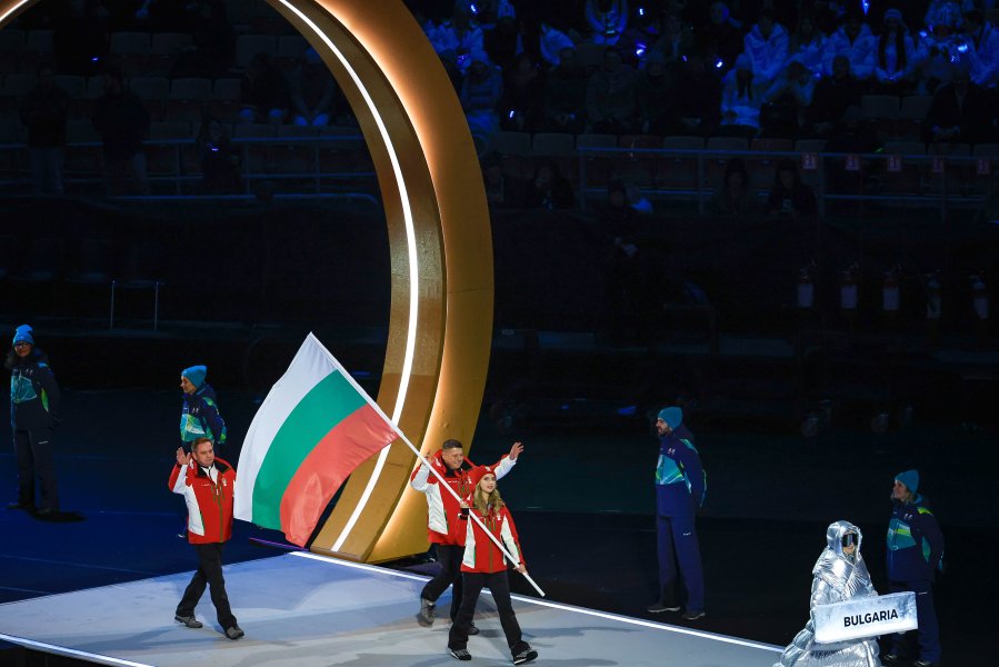 Александра Фейгин развя българския флаг в Милано а Владимир Илиев1